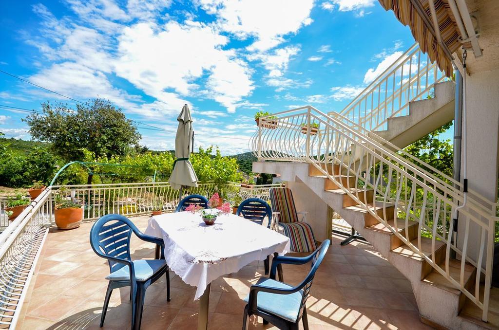 Apartment Milka With Sea View Tisno Exterior foto