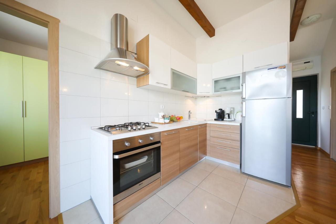 Apartment Milka With Sea View Tisno Exterior foto