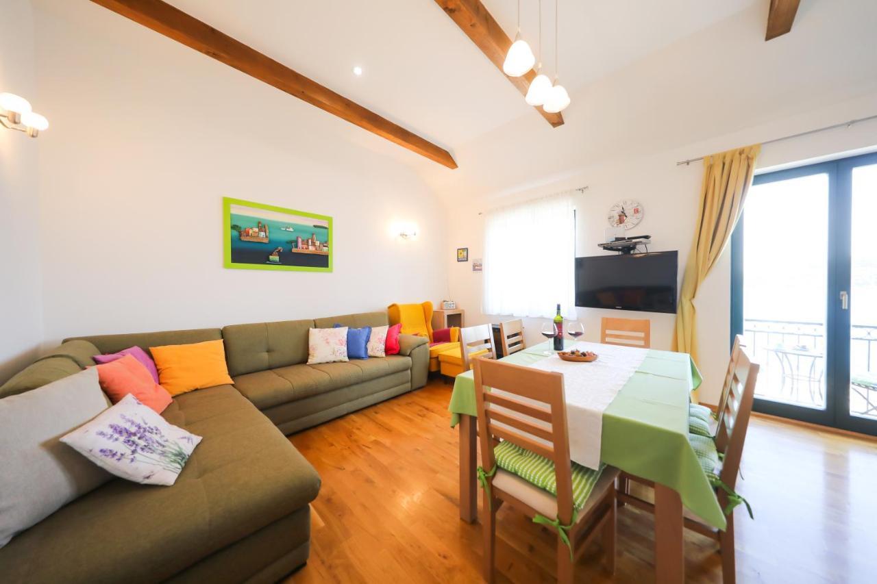 Apartment Milka With Sea View Tisno Exterior foto